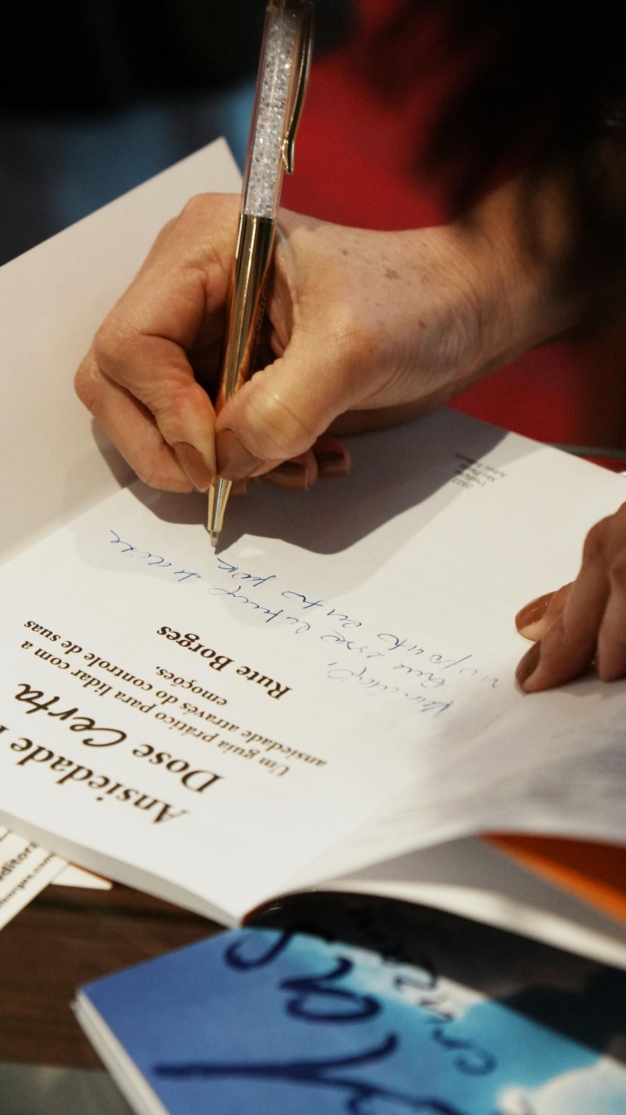Rute Borges autografando um de seus livros